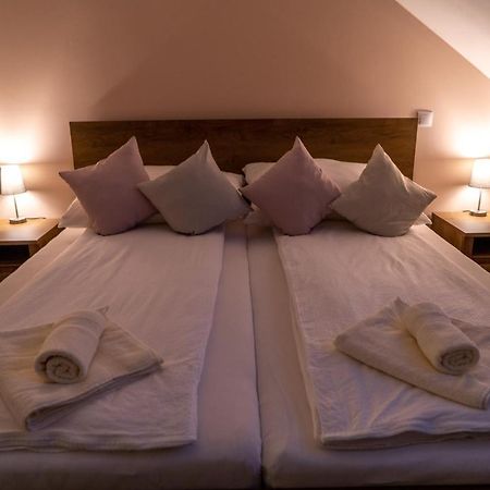 Bed and Breakfast Rozsa Etterem & Panzio Pécs Esterno foto