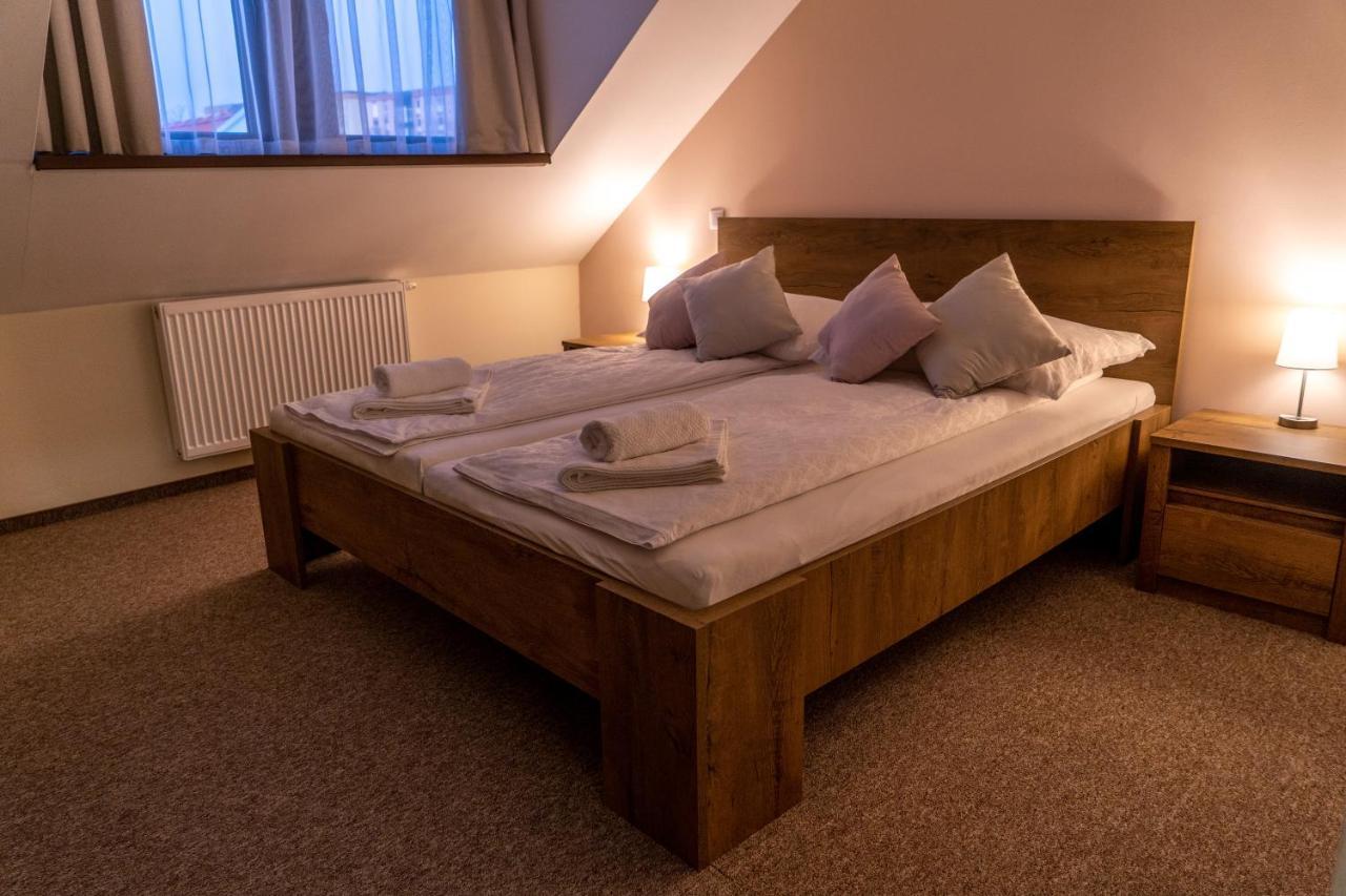 Bed and Breakfast Rozsa Etterem & Panzio Pécs Esterno foto