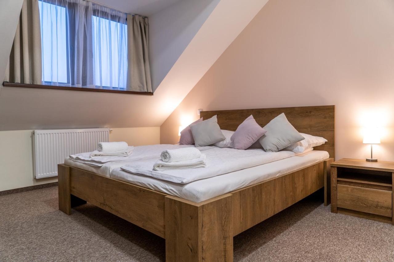 Bed and Breakfast Rozsa Etterem & Panzio Pécs Esterno foto