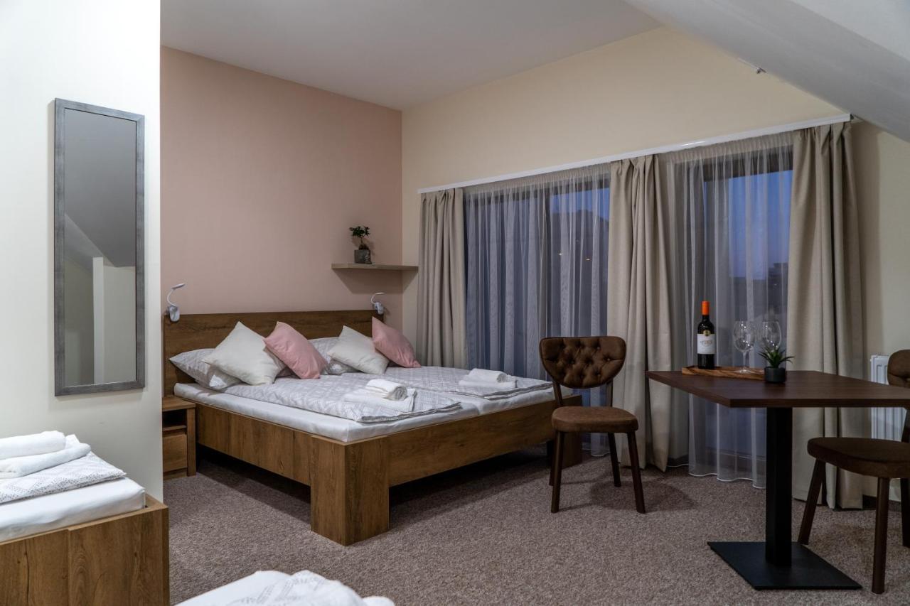 Bed and Breakfast Rozsa Etterem & Panzio Pécs Esterno foto