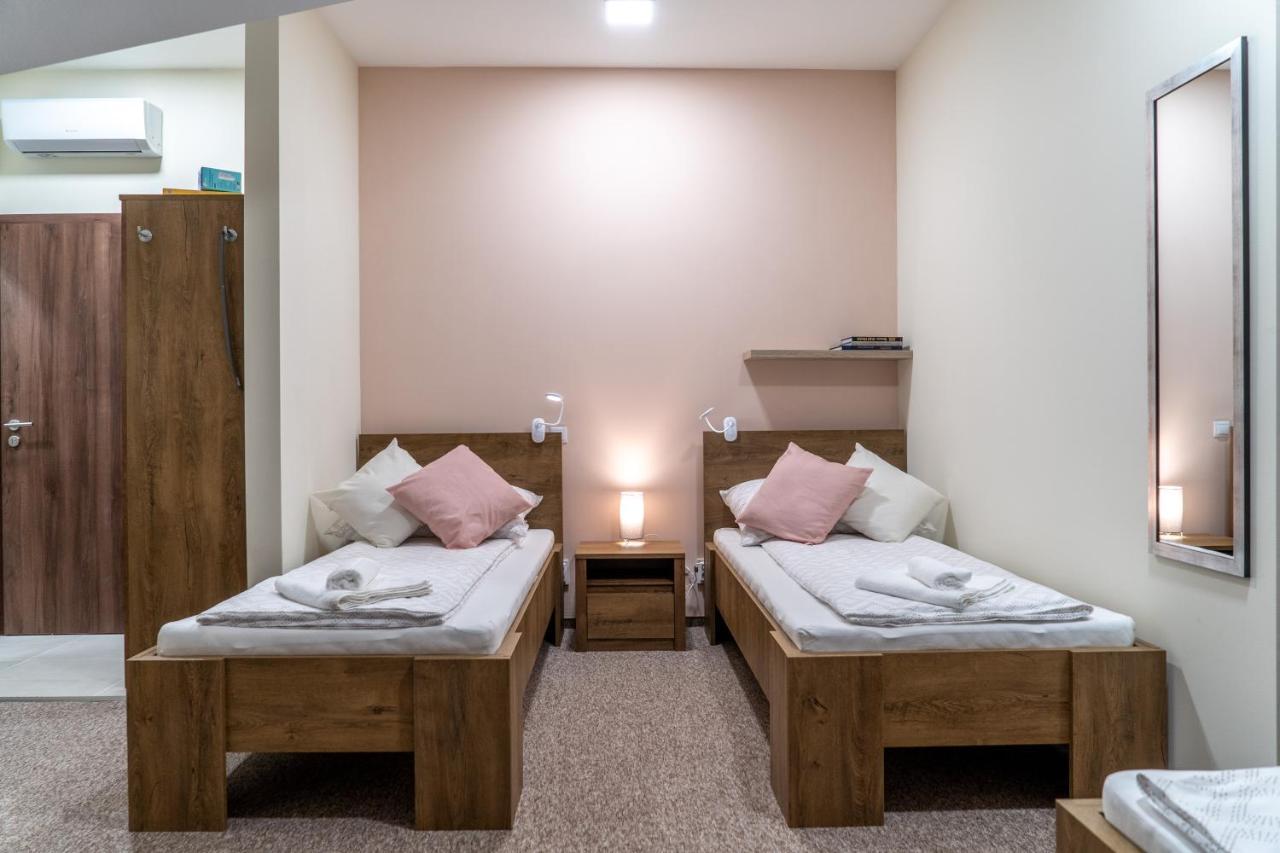 Bed and Breakfast Rozsa Etterem & Panzio Pécs Esterno foto