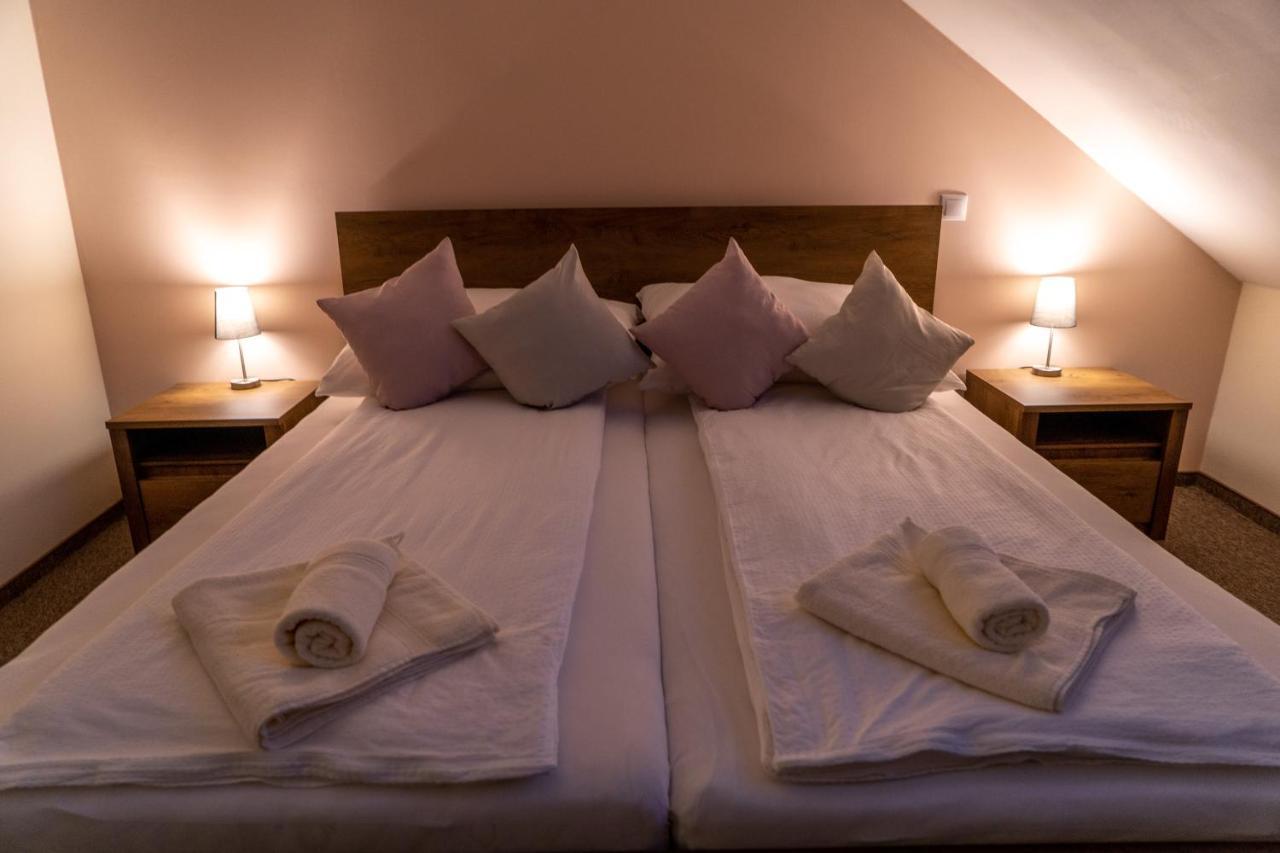 Bed and Breakfast Rozsa Etterem & Panzio Pécs Esterno foto