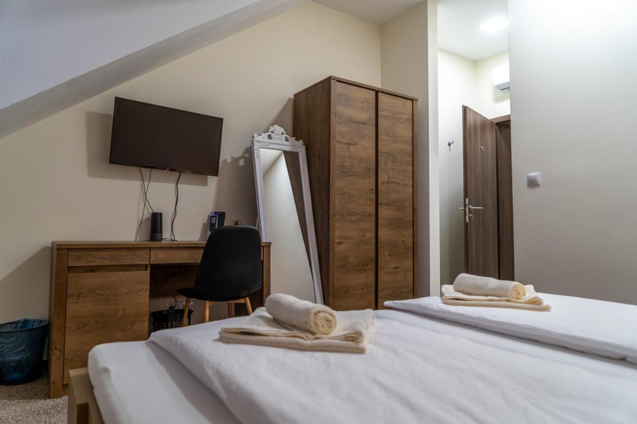 Bed and Breakfast Rozsa Etterem & Panzio Pécs Esterno foto