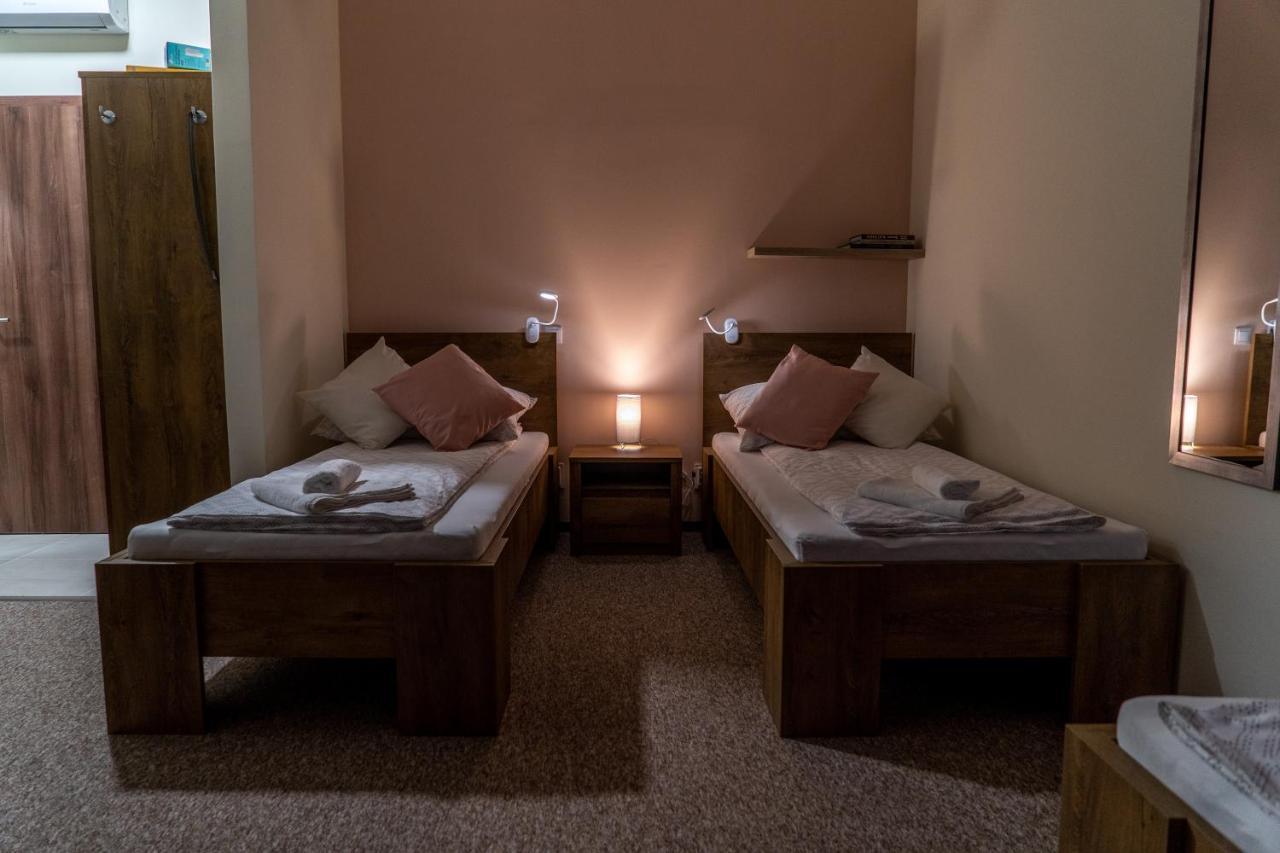 Bed and Breakfast Rozsa Etterem & Panzio Pécs Esterno foto